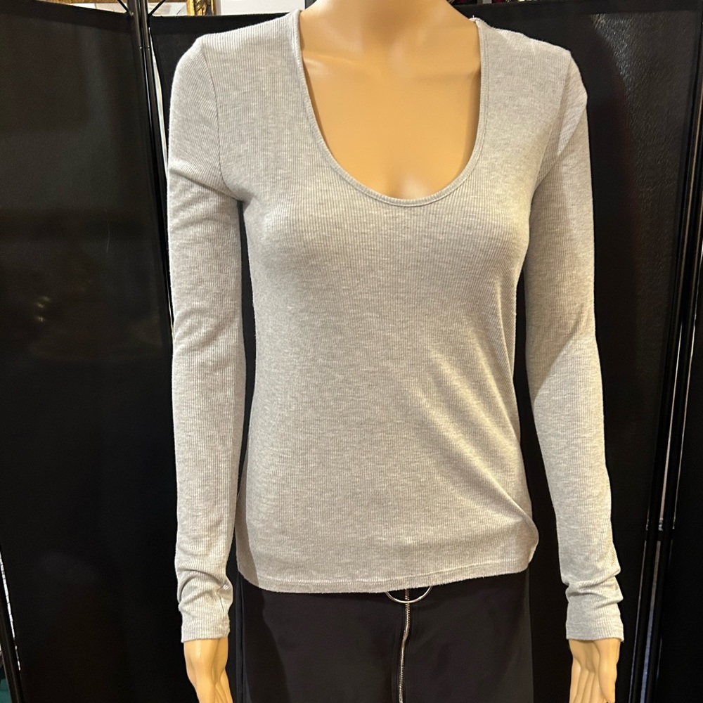 Treasure & Bond gray ribbed long sleeve shirt.